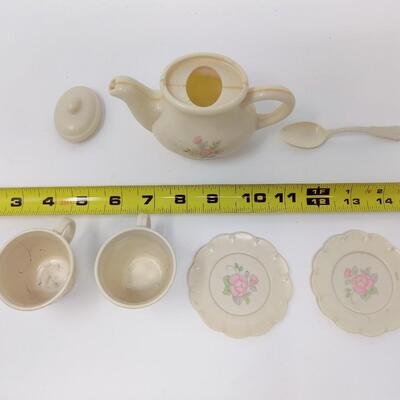 VINTAGE CHILTON TOYS CHILDREN'S PLASTIC TEA SET