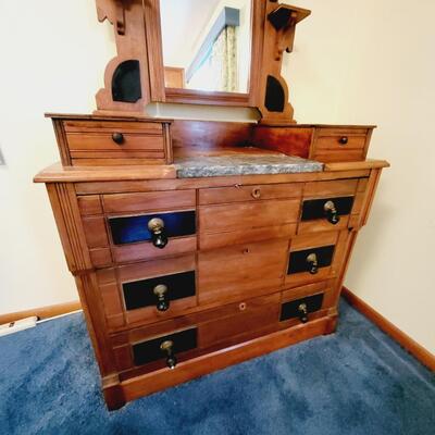 BEAUTIFUL ANTIQUE VICTORIAN DRESSER