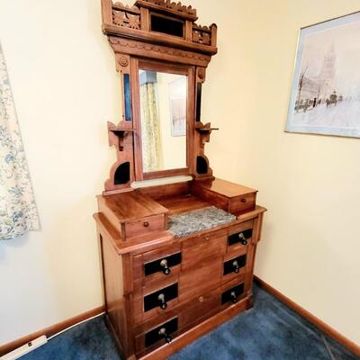BEAUTIFUL ANTIQUE VICTORIAN DRESSER
