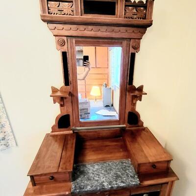 BEAUTIFUL ANTIQUE VICTORIAN DRESSER