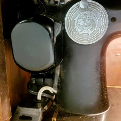 1948 SINGER SEWING MACHINE AH839222 201 MODEL W/ CABINET