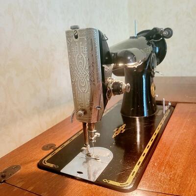 1948 SINGER SEWING MACHINE AH839222 201 MODEL W/ CABINET