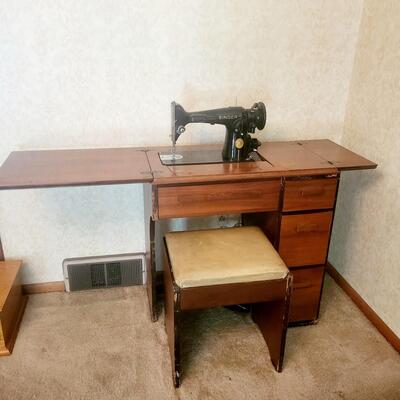 1948 SINGER SEWING MACHINE AH839222 201 MODEL W/ CABINET