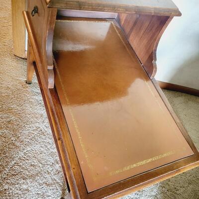ANTIQUE WOODEN SIDE TABLE