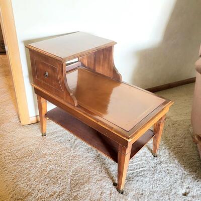 ANTIQUE WOODEN SIDE TABLE