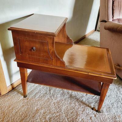 ANTIQUE WOODEN SIDE TABLE