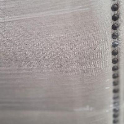 Bed 3 Close up
Queen linen blend Lisa bed with nailheads platform style with side rails and slats
Luxury brand NOT Wayfair
Queen,...
