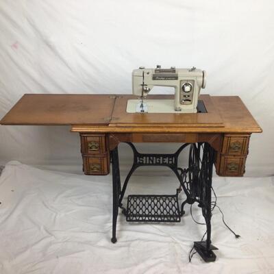 5470 Antique Oak Singer Sewing Stand with Brother Machine