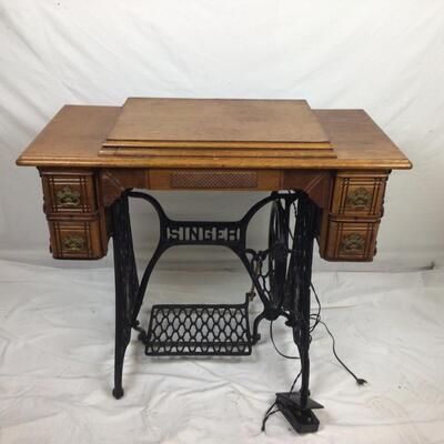 5470 Antique Oak Singer Sewing Stand with Brother Machine