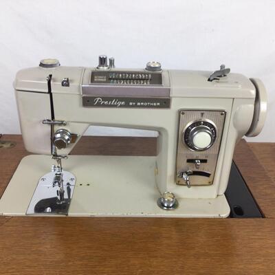 5470 Antique Oak Singer Sewing Stand with Brother Machine