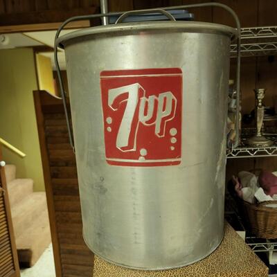 VINTAGE ROUND 7 UP COOLER ALUMINUM MADE BY FARIS