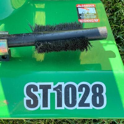 Lot 526R: Frontier ST1028 Snow Blower