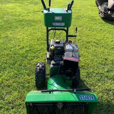 Lot 526R: Frontier ST1028 Snow Blower
