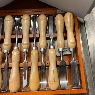 Lot  163RL Master  Grip Chisels &  The Toolbox Book