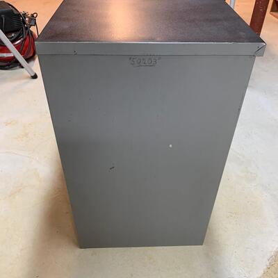 Lot 170R: Metal  Storage Cabinet - Great for Work Shop & Hobby Storage!