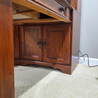 LOT 152G: Beautiful Wood Office Desk