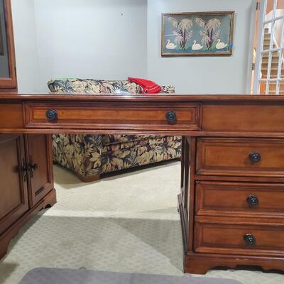 LOT 152G: Beautiful Wood Office Desk