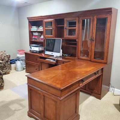 LOT 152G: Beautiful Wood Office Desk