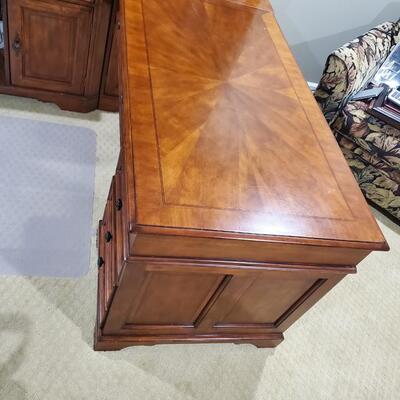 LOT 152G: Beautiful Wood Office Desk