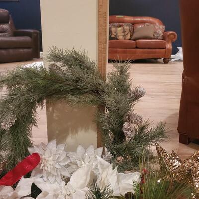 LOT 154G: Christmas Wreaths, Stockings