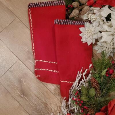 LOT 154G: Christmas Wreaths, Stockings