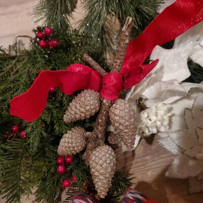 LOT 154G: Christmas Wreaths, Stockings