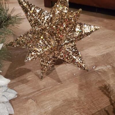 LOT 154G: Christmas Wreaths, Stockings