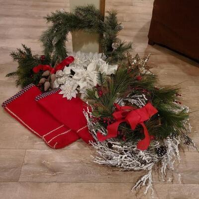 LOT 154G: Christmas Wreaths, Stockings