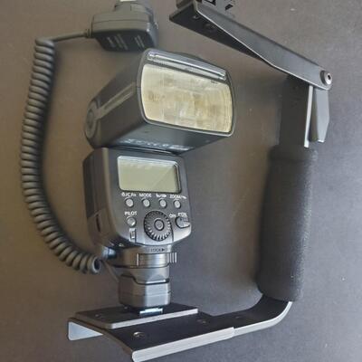 LOT 156G: Canon Ultrasonic Lens Camera & Light Management System