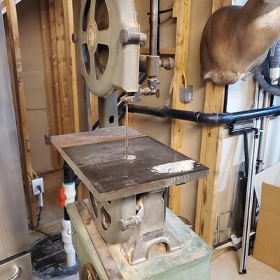 LOT 178G: Vintage Walker-Turner Company Inc. Band-Saw