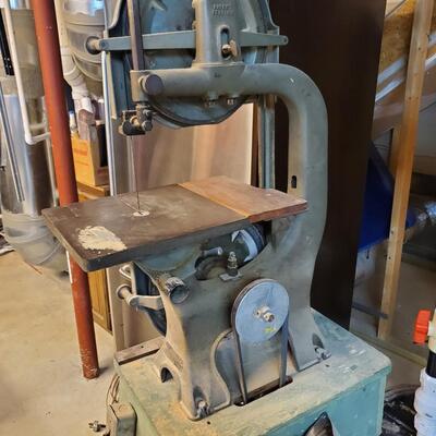 LOT 178G: Vintage Walker-Turner Company Inc. Band-Saw