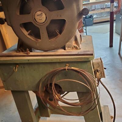 LOT 178G: Vintage Walker-Turner Company Inc. Band-Saw