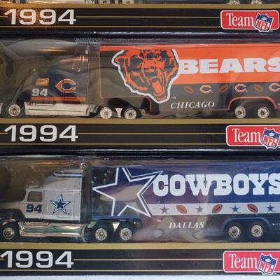 lot 180G: 6 Collectable 1994 NFL Licensed Toy Trucks