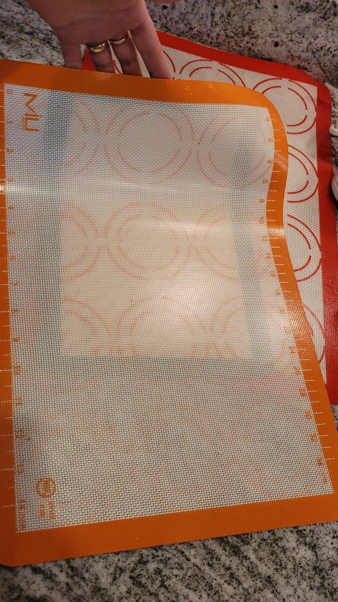 Lot 30 Baking Lot CUISINART Hand Mixer, PYREX Measuring Cups (3) and MIU Silicone Baking Mats