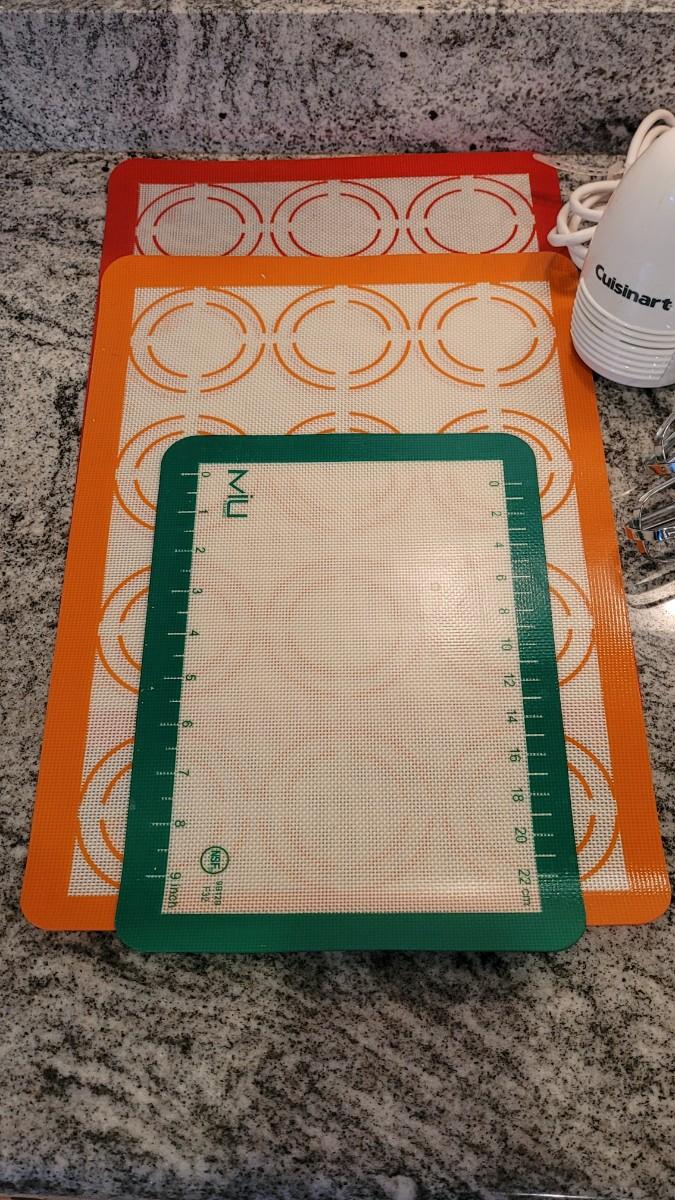 Lot 30 Baking Lot CUISINART Hand Mixer, PYREX Measuring Cups (3) and MIU Silicone Baking Mats