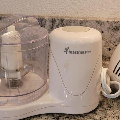 Lot 32: TOASTMASTER Handmixer and Food Chopper