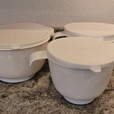 Lot 42: Kitchen Scale, Strainers, Measuring Cup Shaker/Sifter and Nesting Mix/Measuring Bowls with Lids
