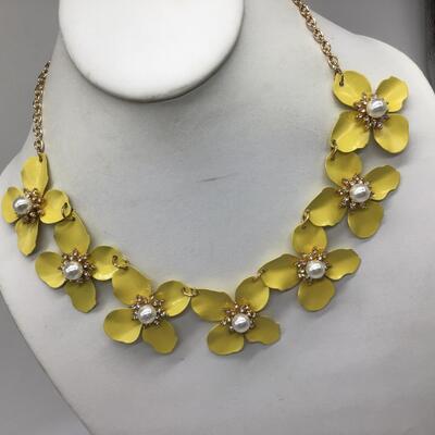 Beautiful Metal Faux Pearl necklace