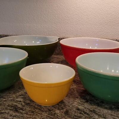 Lot 53: PYREX Nesting Mixing Bowls and Covered Dish