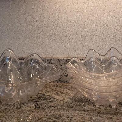 Lot 59: Vintage Clear Plastic Shell (2) Large Bowls and (4) Medium Bowls