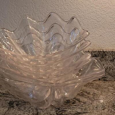 Lot 59: Vintage Clear Plastic Shell (2) Large Bowls and (4) Medium Bowls