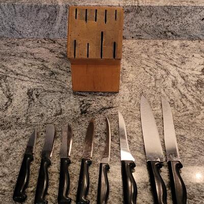 Lot 69: Knife Block with Knife Set