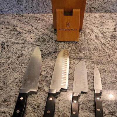 Lot 71: WOLFGANG PUCK Knife Block & Knife Set