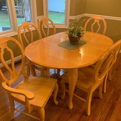 Beautiful Blonde Wood Dining Table & 6 Chairs CLEAN