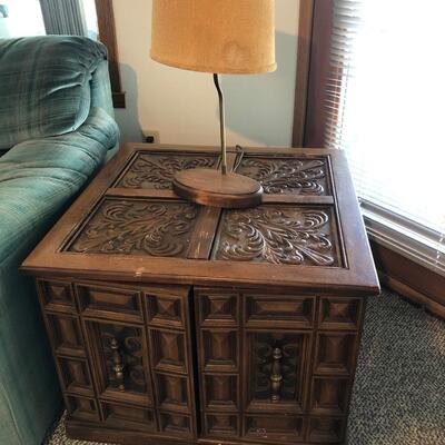 B2- End Table with Lamp