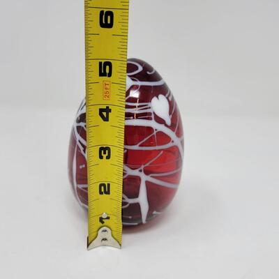 FENTON SHINY CRANBERRY WITH WHITE HANGING HEARTS AND VINES EGG-MADE BY FENTON FOR MCMILLEN & HUSBAND