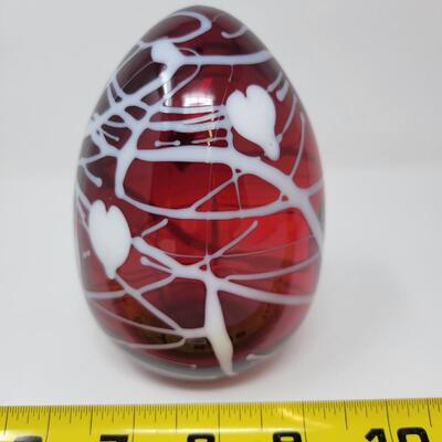 FENTON SHINY CRANBERRY WITH WHITE HANGING HEARTS AND VINES EGG-MADE BY FENTON FOR MCMILLEN & HUSBAND