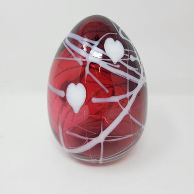 FENTON SHINY CRANBERRY WITH WHITE HANGING HEARTS AND VINES EGG-MADE BY FENTON FOR MCMILLEN & HUSBAND