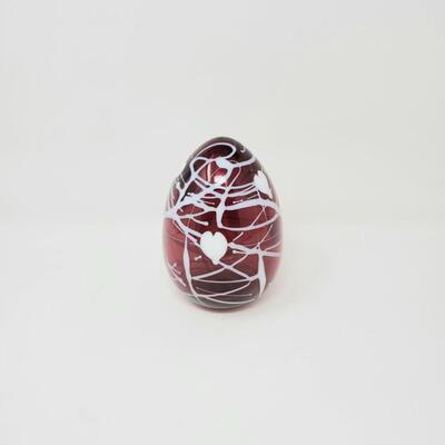 FENTON SHINY CRANBERRY WITH WHITE HANGING HEARTS AND VINES EGG-MADE BY FENTON FOR MCMILLEN & HUSBAND