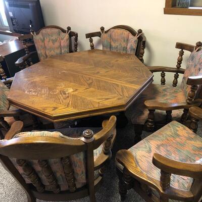 B17- Game Table w/6 Rolling Chairs